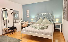 Doppelzimmer 2 I geteiltes Bad&Küche I mit dem Zug nur 4 min bis zum Hauptbahnhof